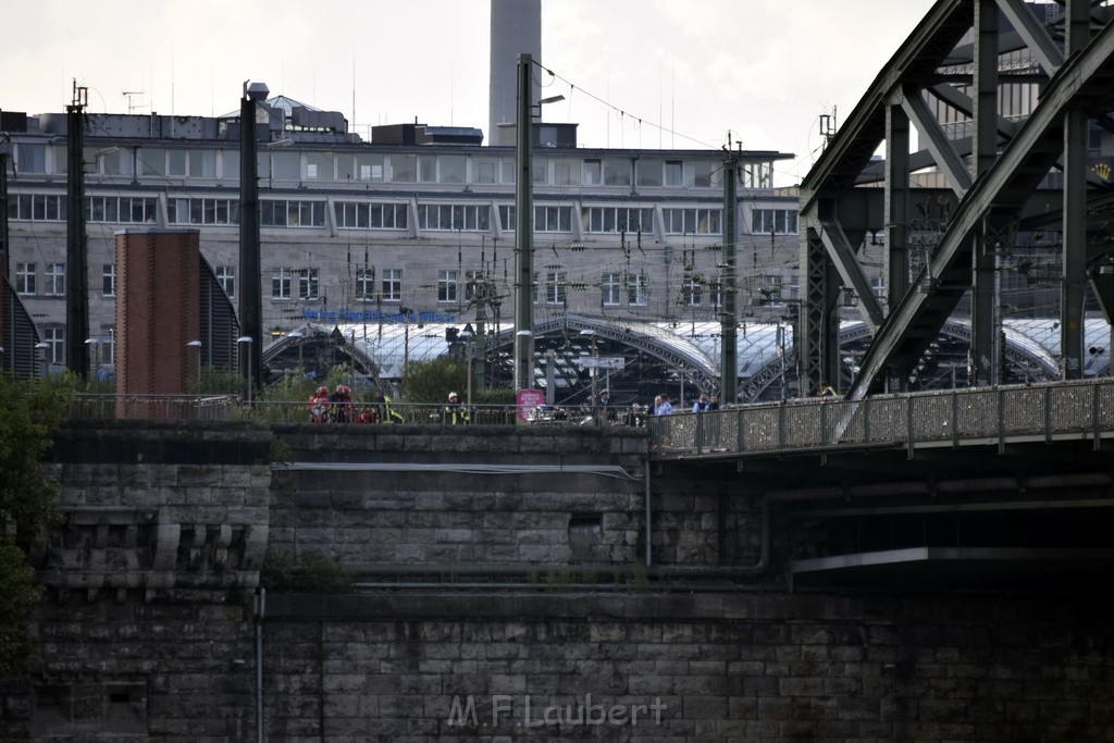 PSpringt kein Suizid Brueckenspringer Koeln Hohenzollernbruecke P039.JPG - Miklos Laubert